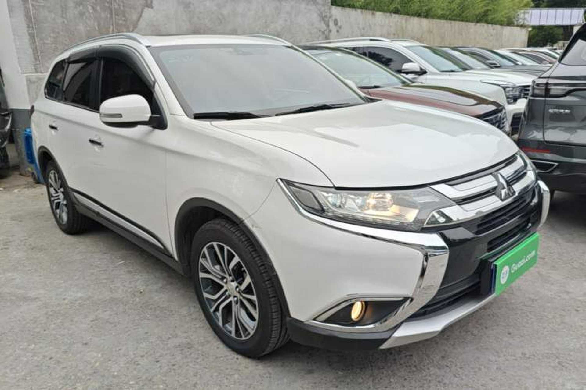 Used Mitsubishi Outlander 2018 2.4L 4x4 Elite Edition 5 Seats Front Right 45 Deg