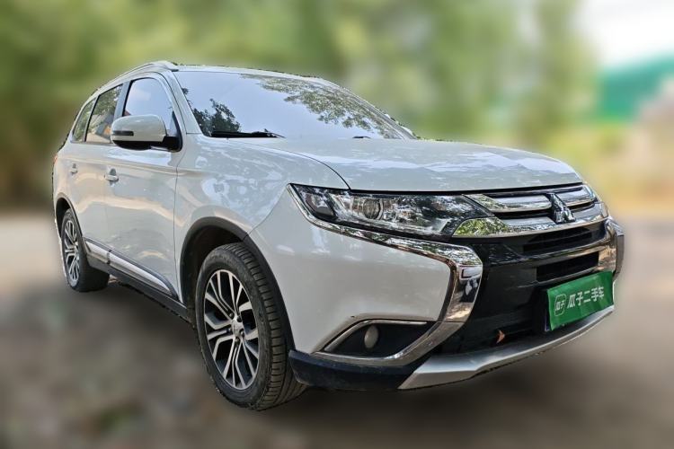 Used Mitsubishi Outlander 2018 2.0L Two-Wheel Drive Glory Edition 5 Seats Front Right 45 Deg