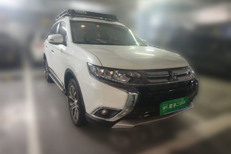 Used Mitsubishi Outlander 2018 2.4L 4x4 Elite Edition 5 Seats Front Right 45 Deg