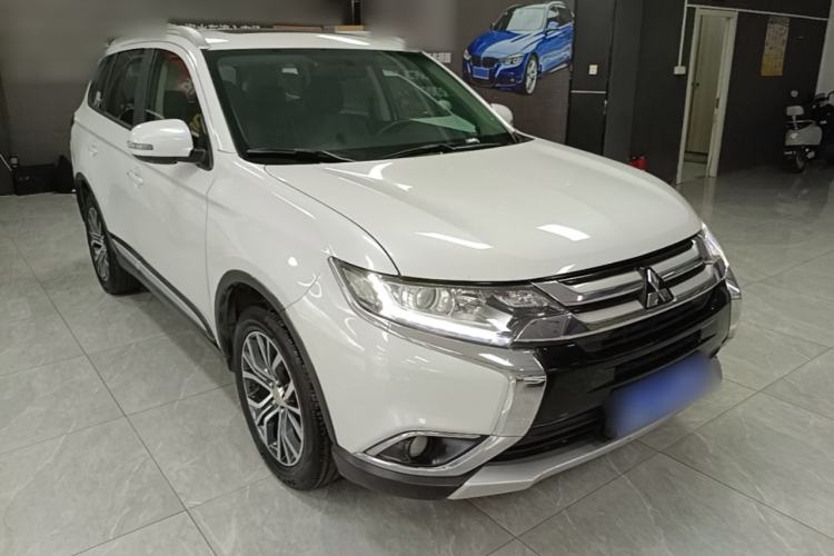 Used Mitsubishi Outlander 2018 2.0L Two-Wheel Drive Glory Edition 5 Seats Front Right 45 Deg