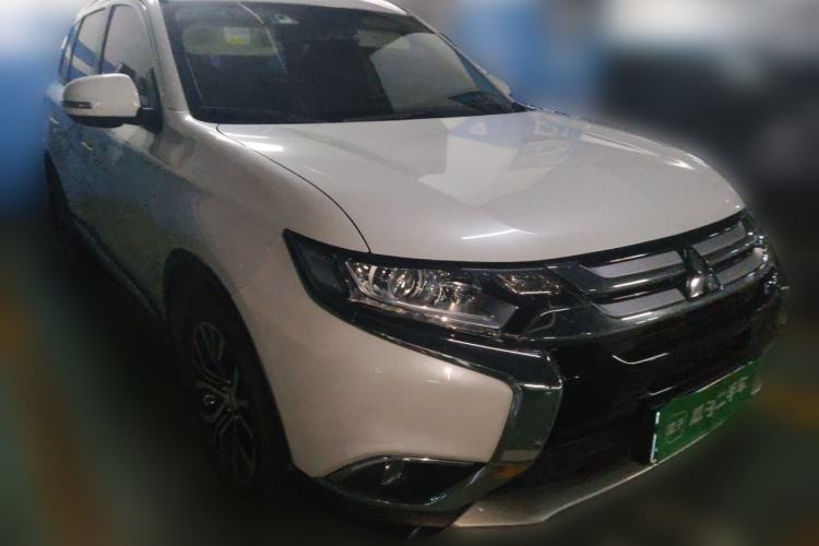 Used Mitsubishi Outlander 2018 2.0L Two-Wheel Drive Glory Edition 5 Seats Front Right 45 Deg