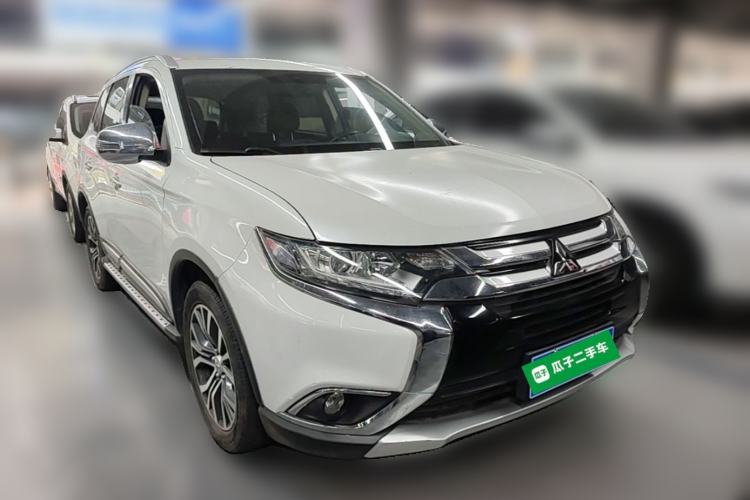 Used Mitsubishi Outlander 2018 2.0L Two-Wheel Drive Glory Edition 5 Seats Front Right 45 Deg