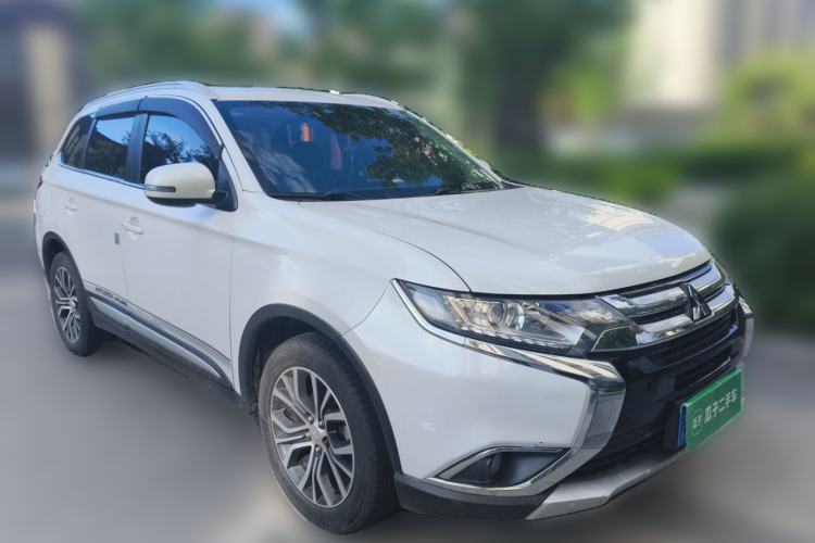 Used Mitsubishi Outlander 2018 2.0L Two-Wheel Drive Glory Edition 5 Seats Front Right 45 Deg