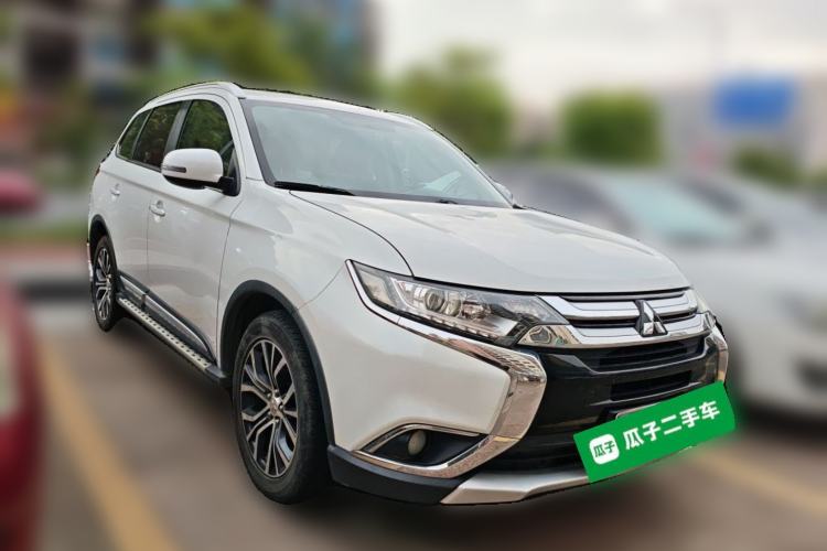 Used Mitsubishi Outlander 2018 2.0L Two-Wheel Drive Glory Edition 5 Seats Front Right 45 Deg