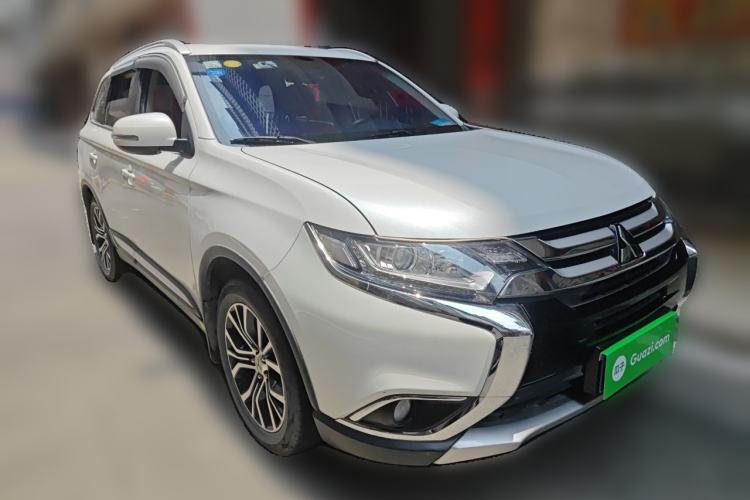 Used Mitsubishi Outlander 2018 2.0L Two-Wheel Drive Glory Edition 5 Seats Front Right 45 Deg