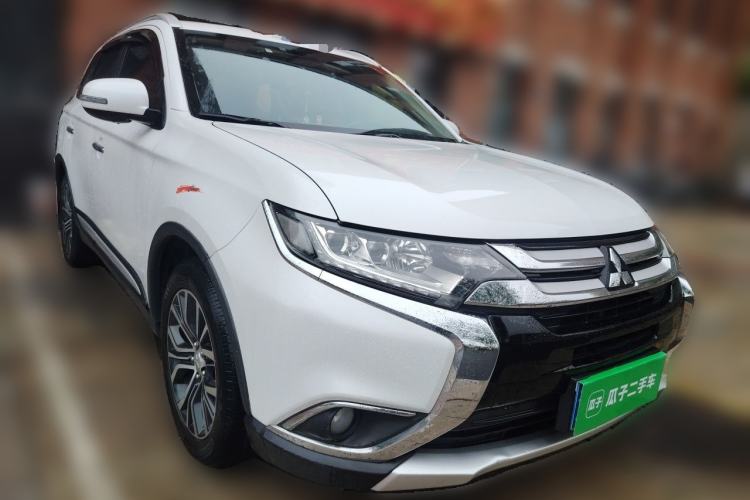 Used Mitsubishi Outlander 2018 2.4L 4x4 Elite Edition 5 Seats Front Right 45 Deg