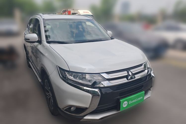 Used Mitsubishi Outlander 2018 2.0L Two-Wheel Drive Glory Edition 5 Seats Front Right 45 Deg