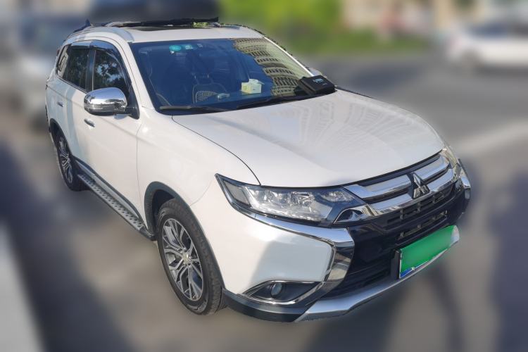 Used Mitsubishi Outlander 2018 2.4L 4x4 Luxury Edition 7-Seater Front Right 45 Deg