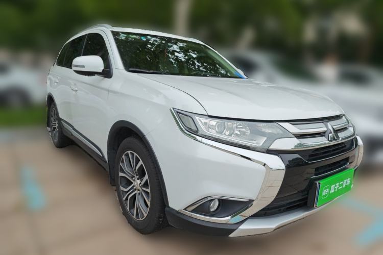 Used Mitsubishi Outlander 2018 2.0L Two-Wheel Drive Glory Edition 5 Seats Front Right 45 Deg