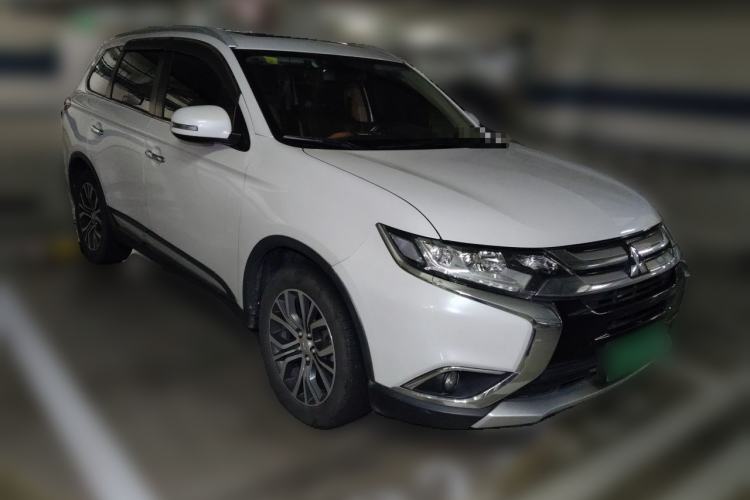 Used Mitsubishi Outlander 2018 2.4L 4x4 Elite Edition 5 Seats Front Right 45 Deg