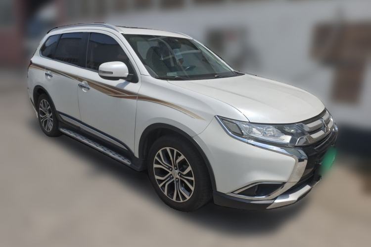 Used Mitsubishi Outlander 2018 2.4L 4x4 Luxury Edition 7-Seater Front Right 45 Deg