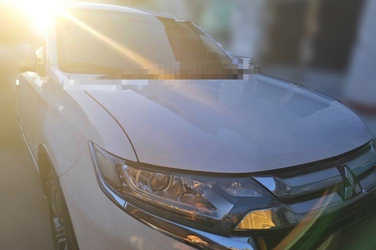 Used Mitsubishi Outlander 2018 2.0L Two-Wheel Drive Glory Edition 5 Seats Front Right 45 Deg