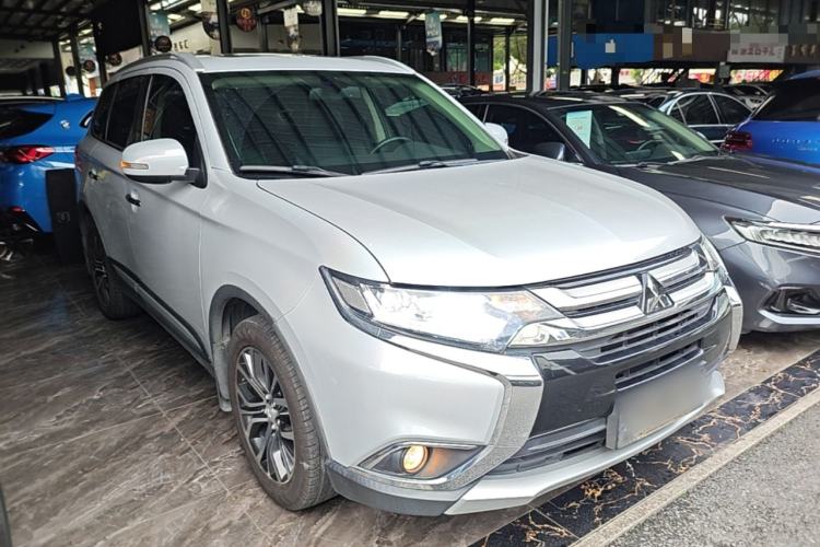 Used Mitsubishi Outlander 2018 2.4L 4x4 Elite Edition 5 Seats Front Right 45 Deg