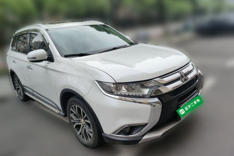 Used Mitsubishi Outlander 2018 2.4L 4x4 Luxury Edition 7-Seater Front Right 45 Deg