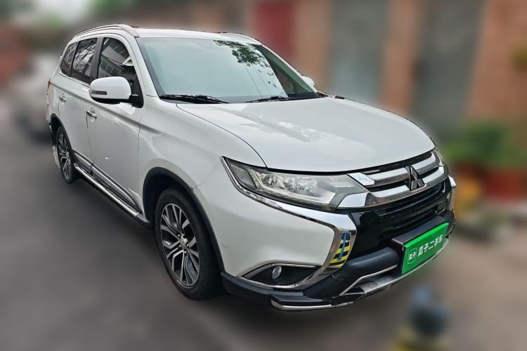 Used Mitsubishi Outlander 2018 2.4L 4x4 Elite Edition 5 Seats Front Right 45 Deg