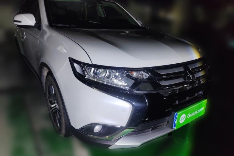 Used Mitsubishi Outlander 2018 2.0L Two-Wheel Drive Glory Edition 5 Seats Front Right 45 Deg
