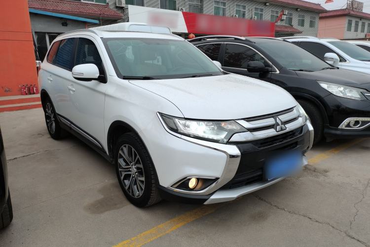 Used Mitsubishi Outlander 2018 2.0L Two-Wheel Drive Glory Edition 5 Seats Front Right 45 Deg