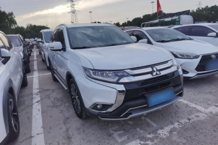 Used Mitsubishi Outlander 2018 2.4L 4x4 Elite Edition 5 Seats Front Right 45 Deg