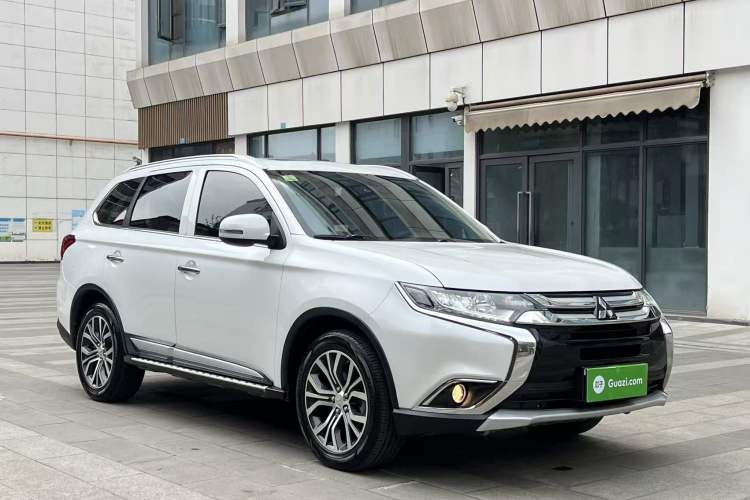 Used Mitsubishi Outlander 2018 2.4L 4x4 Elite Edition 5 Seats Front Right 45 Deg