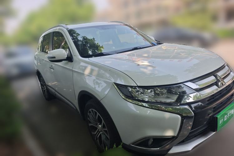 Used Mitsubishi Outlander 2018 2.4L 4x4 Luxury Edition 7-Seater Front Right 45 Deg