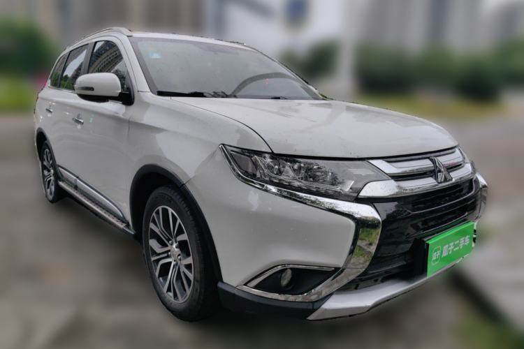 Used Mitsubishi Outlander 2018 2.4L 4x4 Elite Edition 5 Seats Front Right 45 Deg