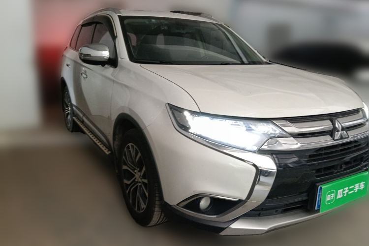 Used Mitsubishi Outlander 2018 2.4L 4x4 Elite Edition 5 Seats Front Right 45 Deg