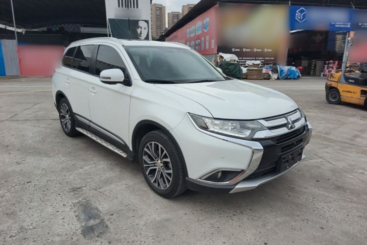 Used Mitsubishi Outlander 2018 2.0L Two-Wheel Drive Glory Edition 5 Seats Front Right 45 Deg