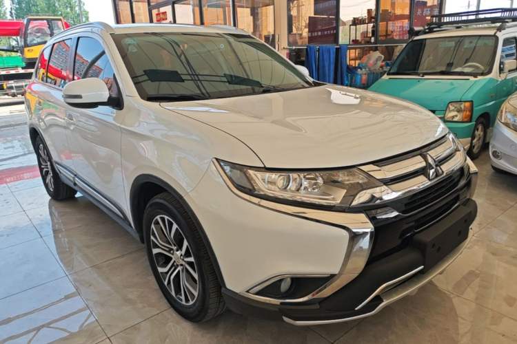 Used Mitsubishi Outlander 2018 2.0L Two-Wheel-Drive Jiale Edition 7-Seater Front Right 45 Deg