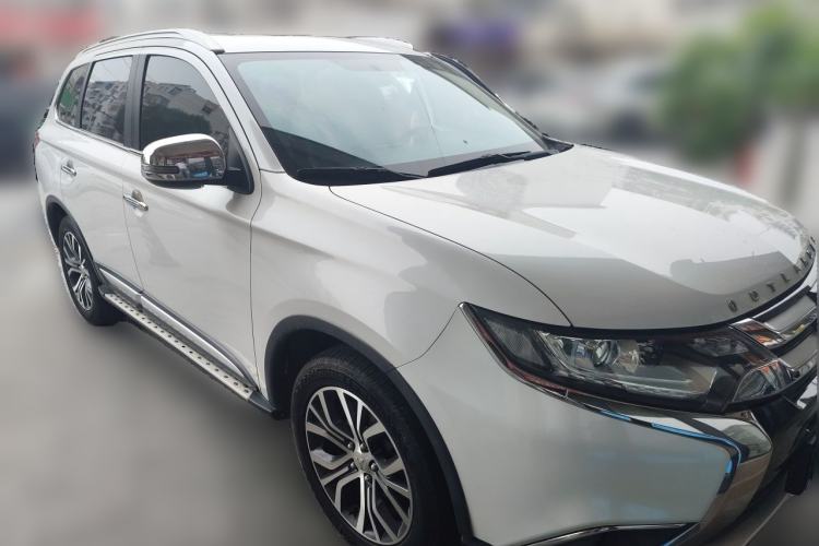 Used Mitsubishi Outlander 2018 2.0L Two-Wheel Drive Glory Edition 5 Seats Front Right 45 Deg