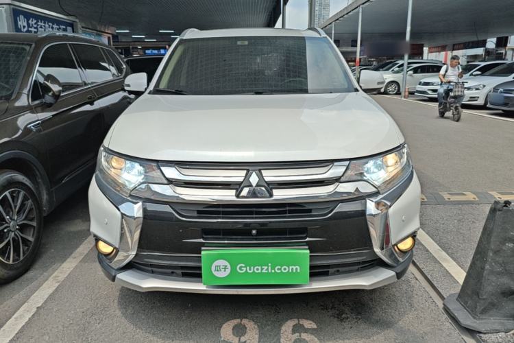 Used Mitsubishi Outlander 2018 2.0L Two-Wheel-Drive Jiale Edition 7-Seater Front