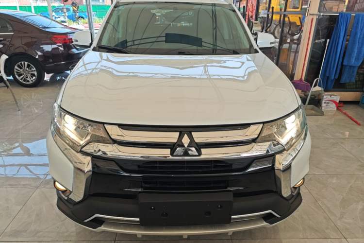 Used Mitsubishi Outlander 2018 2.0L Two-Wheel-Drive Jiale Edition 7-Seater Front