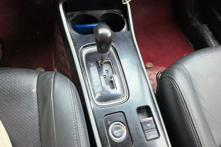 Used Mitsubishi Outlander 2018 2.4L 4x4 Luxury Edition 7-Seater Gear Lever