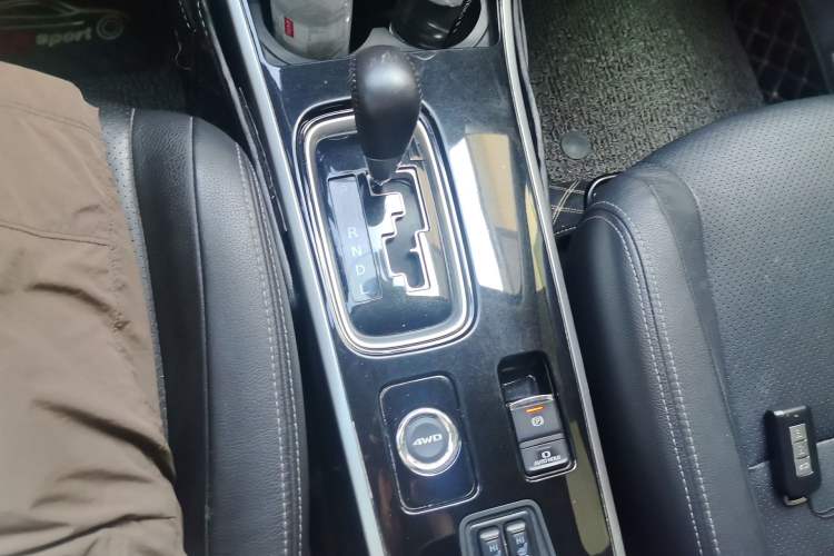 Used Mitsubishi Outlander 2018 2.4L 4x4 Elite Edition 5 Seats Gear Lever