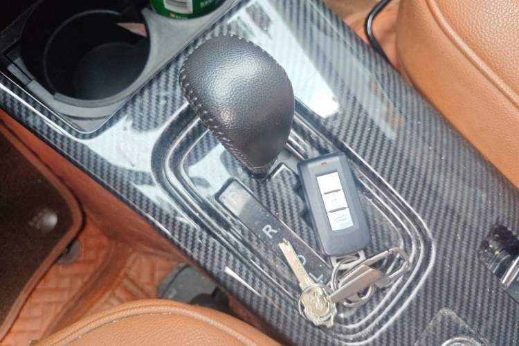 Used Mitsubishi Outlander 2018 2.4L 4x4 Elite Edition 5 Seats Gear Lever
