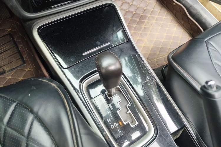 Used Mitsubishi Outlander 2018 2.0L Two-Wheel Drive Glory Edition 5 Seats Gear Lever