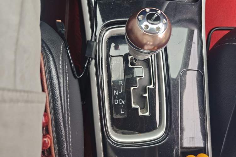Used Mitsubishi Outlander 2018 2.0L Two-Wheel-Drive Jiale Edition 7-Seater Gear Lever