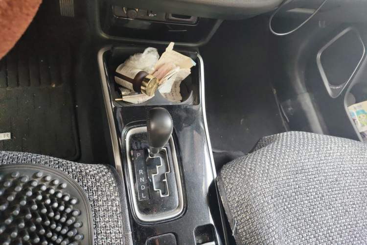 Used Mitsubishi Outlander 2018 2.4L 4x4 Luxury Edition 7-Seater Gear Lever