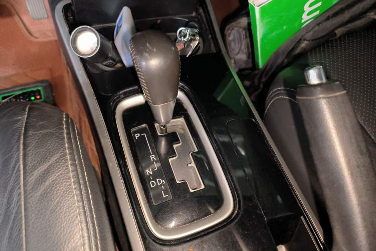 Used Mitsubishi Outlander 2018 2.0L Two-Wheel Drive Glory Edition 5 Seats Gear Lever