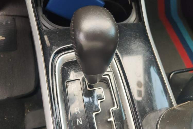 Used Mitsubishi Outlander 2018 2.4L 4x4 Luxury Edition 7-Seater Gear Lever