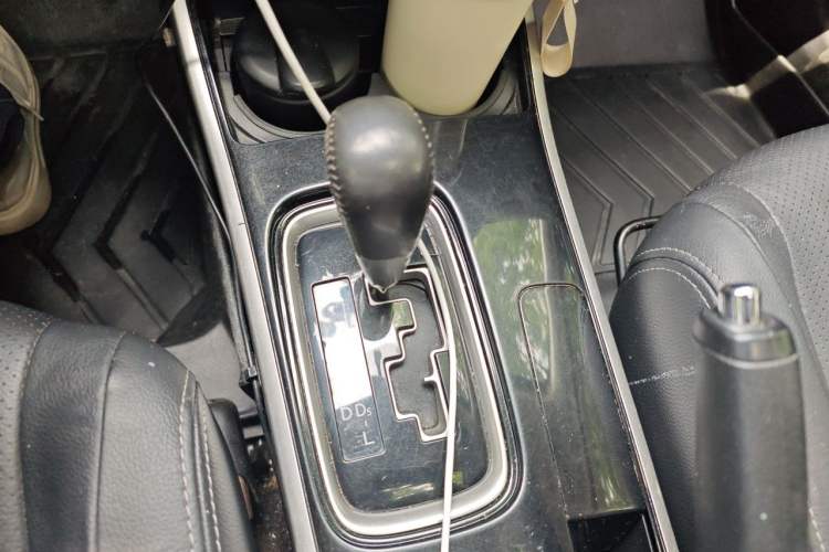 Used Mitsubishi Outlander 2018 2.0L Two-Wheel Drive Glory Edition 5 Seats Gear Lever