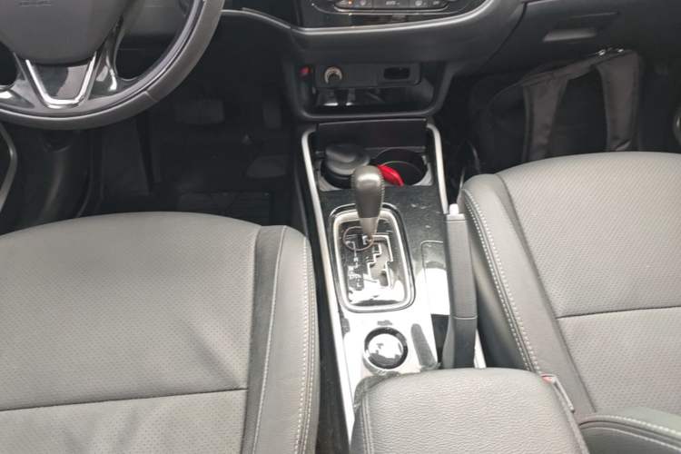 Used Mitsubishi Outlander 2018 2.0L Two-Wheel Drive Glory Edition 5 Seats Gear Lever