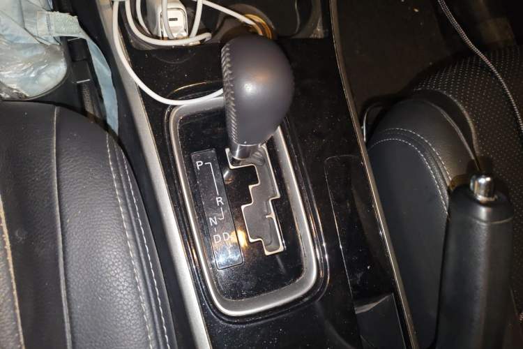 Used Mitsubishi Outlander 2018 2.0L Two-Wheel Drive Glory Edition 5 Seats Gear Lever