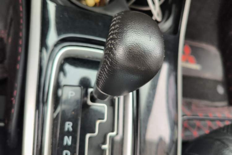 Used Mitsubishi Outlander 2018 2.4L 4x4 Luxury Edition 7-Seater Gear Lever