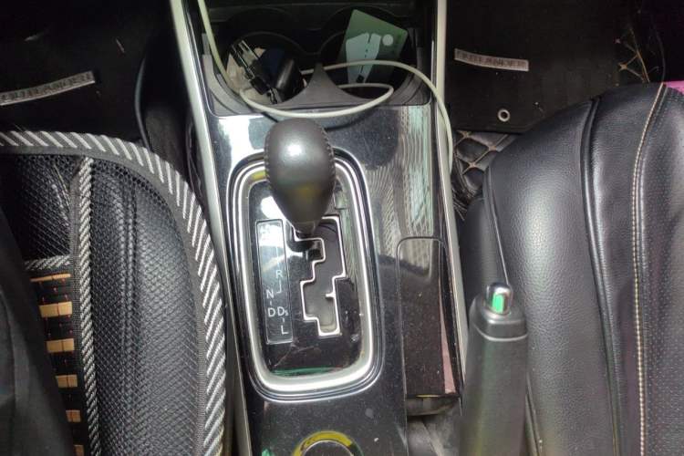 Used Mitsubishi Outlander 2018 2.0L Two-Wheel-Drive Jiale Edition 7-Seater Gear Lever