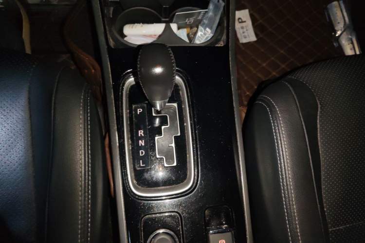 Used Mitsubishi Outlander 2018 2.4L 4x4 Luxury Edition 7-Seater Gear Lever