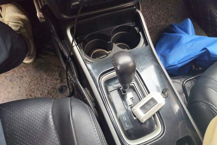 Used Mitsubishi Outlander 2018 2.4L 4x4 Luxury Edition 7-Seater Gear Lever