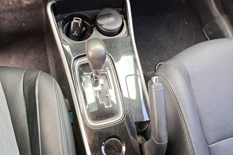 Used Mitsubishi Outlander 2018 2.0L Two-Wheel Drive Glory Edition 5 Seats Gear Lever