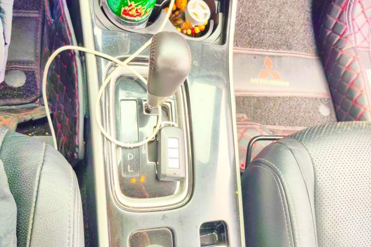 Used Mitsubishi Outlander 2018 2.4L 4x4 Luxury Edition 7-Seater Gear Lever