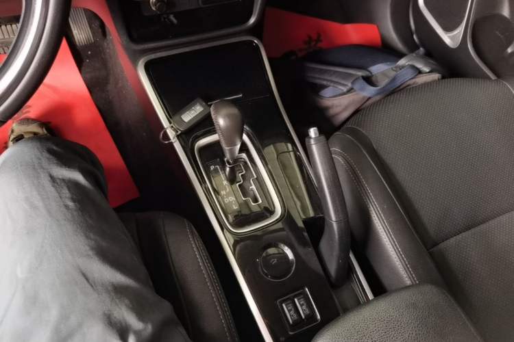 Used Mitsubishi Outlander 2018 2.0L Two-Wheel Drive Glory Edition 5 Seats Gear Lever