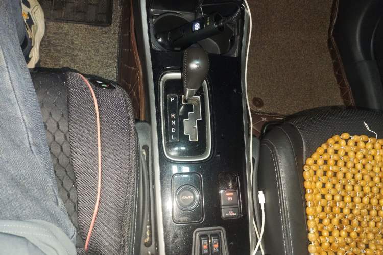 Used Mitsubishi Outlander 2018 2.4L 4x4 Luxury Edition 7-Seater Gear Lever